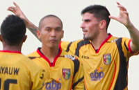 Fernando Rodriguez (kanan) mencetak dua gol bagi kemenangan Mitra Kukar