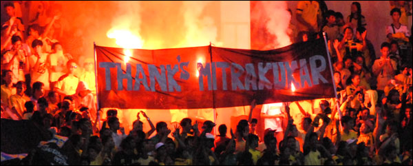 Kelompok suporter Mitra Mania membentangkan spanduk ucapan terima kasih kepada tim kebanggaan mereka, Mitra Kukar, yang sukses menekuk Persija 2-0 sekaligus memastikan sebagai tim peringkat 3 di klasemen akhir ISL 2012/2013