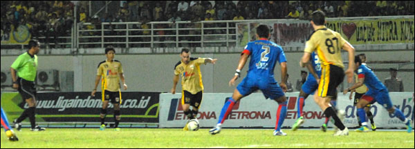 Gelandang Mitra Kukar Paolo Frangipane (tengah) ikut mencetak gol sekaligus sebagai gol penentu kemenangan Mitra Kukar atas Arema