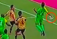 Pemain Persebaya, Ambrizal, saat melakukan handsball di area kotak penalti namun tidak dianggap pelanggaran oleh wasit Dodi Setia Permana