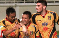 Pemain Mitra Kukar Dedi Hartono dan Fernando Rodriguez merayakan gol yang dicetak Hendra Adi Bayauw di menit 28'