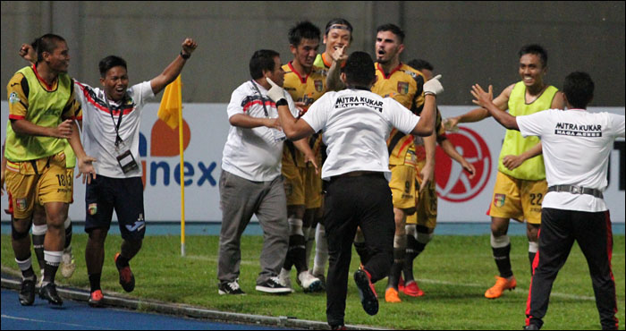 Tim dan ofisial Mitra Kukar menyambut dengan penuh suka cita gol penentu kemenangan atas Persipura yang dicetak Fernando Rodriguez