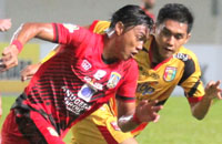 Septian David Maulana (kanan) berebut bola dengan pemain Persiba