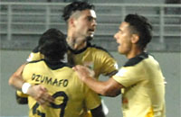 Herman Dzumafo merayakan gol bersama Diego Michiels dan Raphael Maitimo