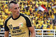 Franco Hita kembali bersaing ketat dengan striker Persik Kediri Adrian Trinidad sebagai top skor Divisi Utama Liga Indonesia 2010/2011