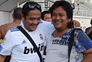 Ketua Harian Mitra Kukar Endri Erawan dan Manajer Tim Roni Fauzan tampak gembira setelah timnya meraih hasil sempurna dalam laga ketiga menghadapi Persis Solo