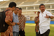 Ketua Umum Mitra Kukar Fathur Rachman (kanan) berharap stadion baru bisa dipakai Mitra Kukar di sisa laga kandang Divisi Utama Liga Indonesia musim 2009/2010