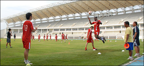 Meski belum lengkap, skuad Mitra Kukar mulai berlatih di Stadion Madya Aji Imbut