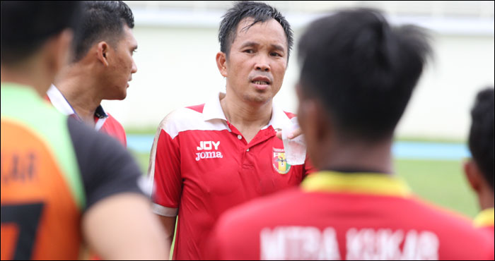 Pelatih kiper Mitra Kukar Joice Sorongan kini siap merumput setelah manajemen Mitra Kukar mendaftarkan dirinya sebagai pemain menyusul krisis kiper yang dialami tim Naga Mekes
