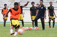 Pemain Mitra Kukar saat melakukan latihan finishing di Stadion Aji Imbut