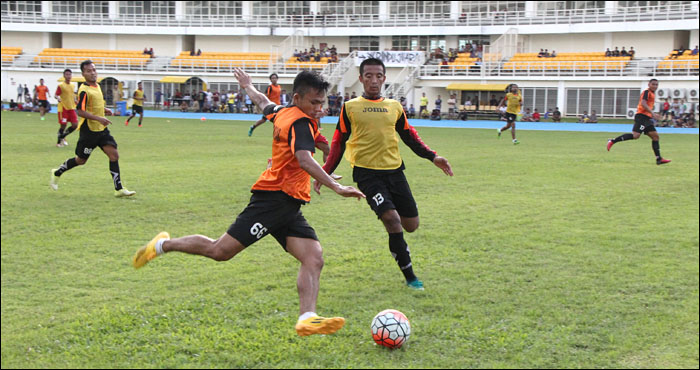 Suasana latihan perdana Mitra Kukar di Stadion Aji Imbut, Tenggarong Seberang, Senin (23/01) sore 