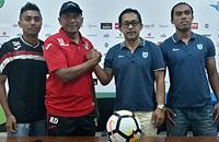 Pelatihn Mitra Kukar Rahmad Darmawan dan pelatih Persela Lamongan Aji Santoso berjabat tangan usai sesi jumpa pers pra pertandingan