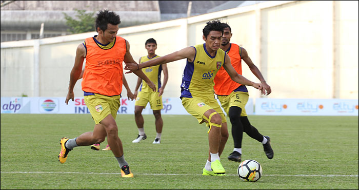 Pemain Mitra Kukar dengan penuh semangat melakukan latihan di Stadion Aji Imbut sebagai persiapan akhir jelang laga kontra PSIS Semarang