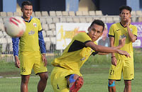 Pemain Mitra Kukar melakukan latihan finishing saat persiapan akhir menghadapi Persiba Balikpapan  
