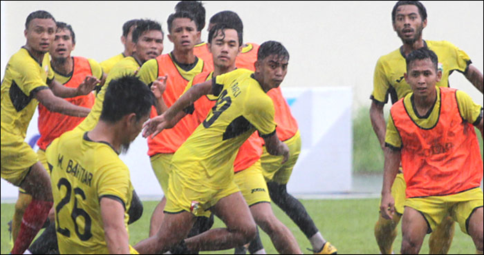 Di bawah guyuran hujan, para pemain Mitra Kukar menjalani latihan sebagai persiapan akhir menghadapi PSIM Yogyakarta