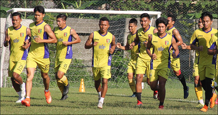Para pemain Mitra Kukar yang disiapkan untuk musim 2019 saat menjalani latihan perdana di Bekasi, Sabtu (23/02) pagi