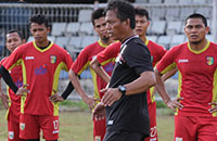 Pelatih sementara Mitra Kukar Sukardi saat memimpin latihan di Stadion Rondong Demang
