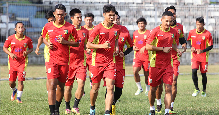 Latihan perdana tim Mitra Kukar di Tenggarong pada musim 2019 hanya diisi dengan latihan ringan yang diikuti 13 pemain