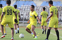 Skuad Mitra Kukar saat menjalani latihan di Stadion Rondong Demang