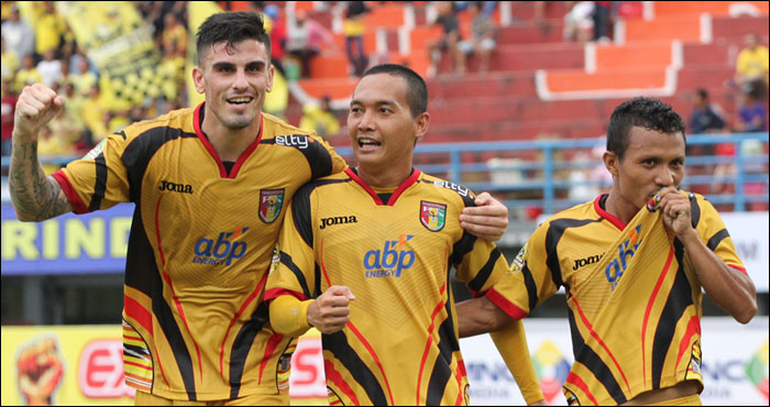 Pemain Mitra Kukar merayakan gol kedua yang dicetak Hendra Adi Bayauw ke gawang PSIS Semarang