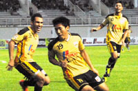 Ahmad Bustomi usai menjebol gawang Persela di menit akhir pertandingan