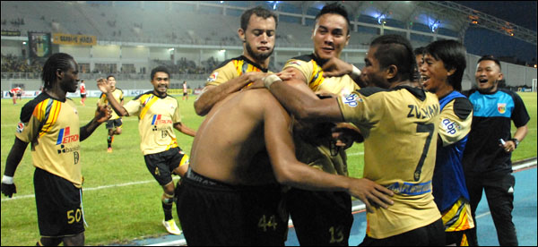 Para pemain Mitra Kukar menyambut gol perdana Jajang Mulyana di ISL musim ini. Jajang diharapkan kembali membuktikan ketajamannya saat menghadapi Persiba Balikpapan sore ini