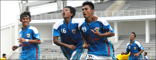 Para pemain Mitra Kukar U-21 merayakan gol yang dicetak Roy Fadlan (99) ke gawang Barito Putera U-21