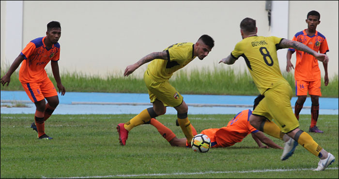 Duo pemain asing Mitra Kukar, Fernando Rodriguez dan Danny Guthrie, masing-masing mencetak satu gol di 30 menit pertama ke gawang PS PU Bontang