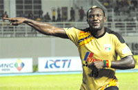 Herman Dzumafo mencetak gol keenamnya untuk Mitra Kukar setelah membobol gawang Persiba Bantul di menit 44