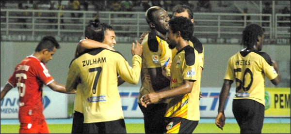Para pemain Mitra Kukar menyambut gol yang dicetak Zulham Zamrun pada menit ke-41 
