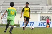Raphael Maitimo dkk menang 4-2 atas Mitra Kukar U-21 dalam uji coba di Stadion Aji Imbut, Tenggarong Seberang, kemarin sore 