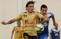 Esteban Herrera membawa bola menuju jantung pertahanan Persib Bandung