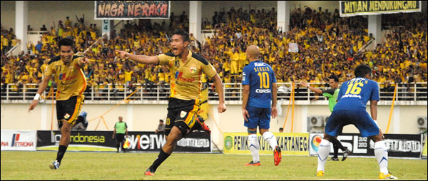 Aksi Jajang Mulyana usai membobol gawang Persib Bandung pada menit '70. Gol tersebut membawa Jajang menjadi top skor Mitra Kukar bersama Zulham Zamrun dengan koleksi 5 gol