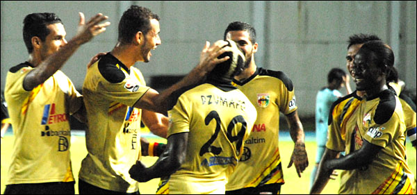 Pemain Mitra Kukar merayakan gol yang dicetak Herman Dzumafo. Dzumafo diharapkan kembali menunjukkan tajinya saat menghadapi Persiba Balikpapan