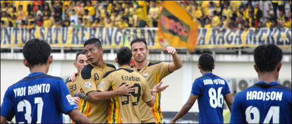 Para pemain Mitra Kukar berpesta gol di Stadion Aji Imbut setelah menang 8-2 atas PSPS Pekanbaru, Minggu (15/09) kemarin