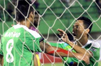 Anindito (kanan) menyambut gol yang dicetak Raphael Maitimo 