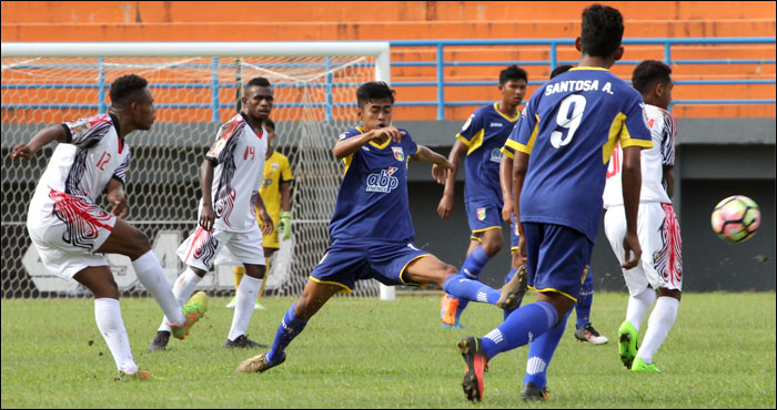 Mitra Kukar U-19 (biru) kalah telak 0-3 dari Persipura U-19 (putih) pada laga kedua Liga 1 U-19 2017 di Stadion Segiri, Samarinda 