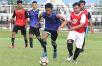Para pemain lokal Kukar saat menjalani seleksi di Stadion Rondong Demang 