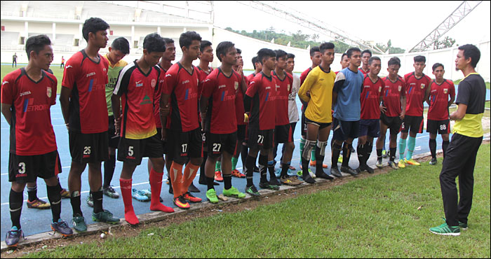 Tim Mitra Kukar U-19 yang terdiri dari 24 pemain saat mendengarkan arahan dari pelatih M Darwis
