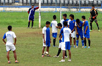 Para punggawa Mitra Kukar U-21 saat menjalani latihan terakhir di Stadion Rondong Demang tadi pagi