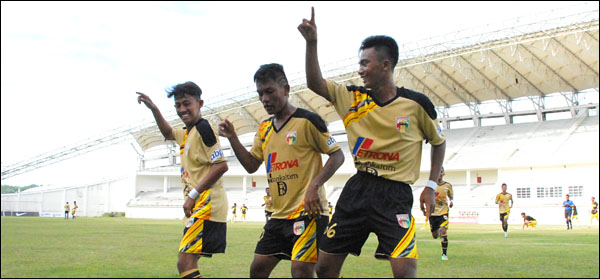 Para pemain Mitra Kukar U-21 melakukan selebrasi setelah Dika Pratama (kanan) mencetak gol di menit 20. Skor akhir, Mitra Kukar U-21 menang 3-0 atas Barito Putera U-21