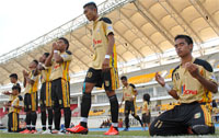Para pemain Mitra Kukar U-21 berdoa sebelum memasuki lapangan pertandingan