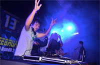 D'OS Run menyuguhkan aksi para DJ lokal yang handal me-remix lagu-lagu dance yang asyik