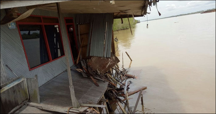 Kondisi terakhir bagian teras rumah milik Arjani yang rusak setelah ditabrak ponton hanyut, Kamis (16/11) pagi