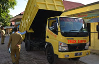 Bantuan truk sampah dari PT GIE turut melengkapi armada pengangkutan sampah milik Pemerintah Kecamatan Muara Jawa