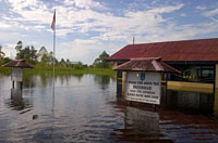 Banjir musiman akibat luapan sungai Mahakam ikut merendam Markas Polsek Muara Kaman 