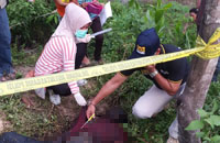 Petugas Polsek Muara Muntai saat memeriksa mayat pria tanpa identitas yang belakangan diketahui bernama Budiman