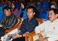 Khairuddin (tengah) akhirnya terpilih sebagai Ketua KNPI Kukar 2009-2012