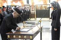  Mewakili pejabat yang dilantik, Akhmad Taufik Hidayat sebagai Kepala Badan Pelayanan Perijinan Terpadu menandatangani pakta integritas di hadapan Bupati Rita Widyasari