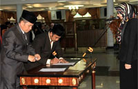 Kepala BPKAD Kukar Taufan Hidayat (kiri) menanatangani berita acara pelantikan di hadapan Bupati Rita Widyasari